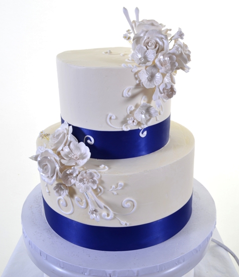 Royal Blue and White Wedding Cakes with Roses Royal Blue and White Wedding Cakes with Roses