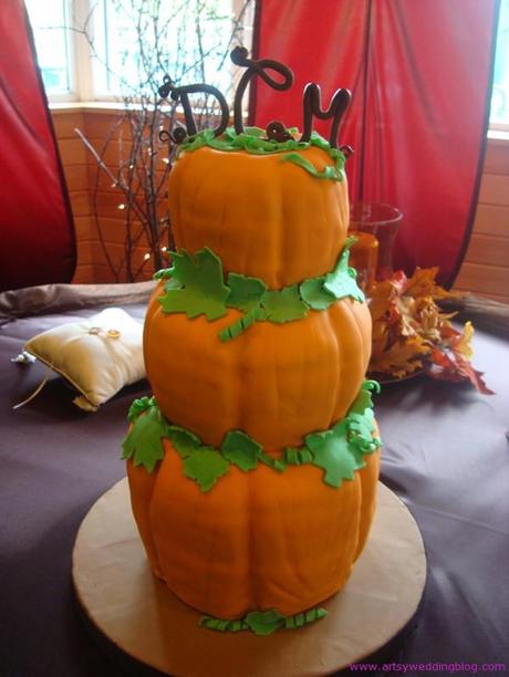 Thanksgiving-themed Wedding Cake Thanksgiving-themed Wedding Cake