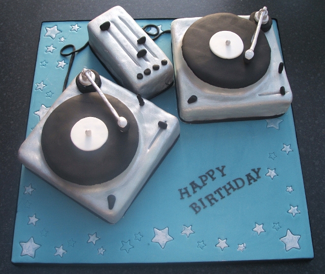 https://www.snackncake.com/postpic/2011/05/happy-birthday-dj-cake_803039.jpg