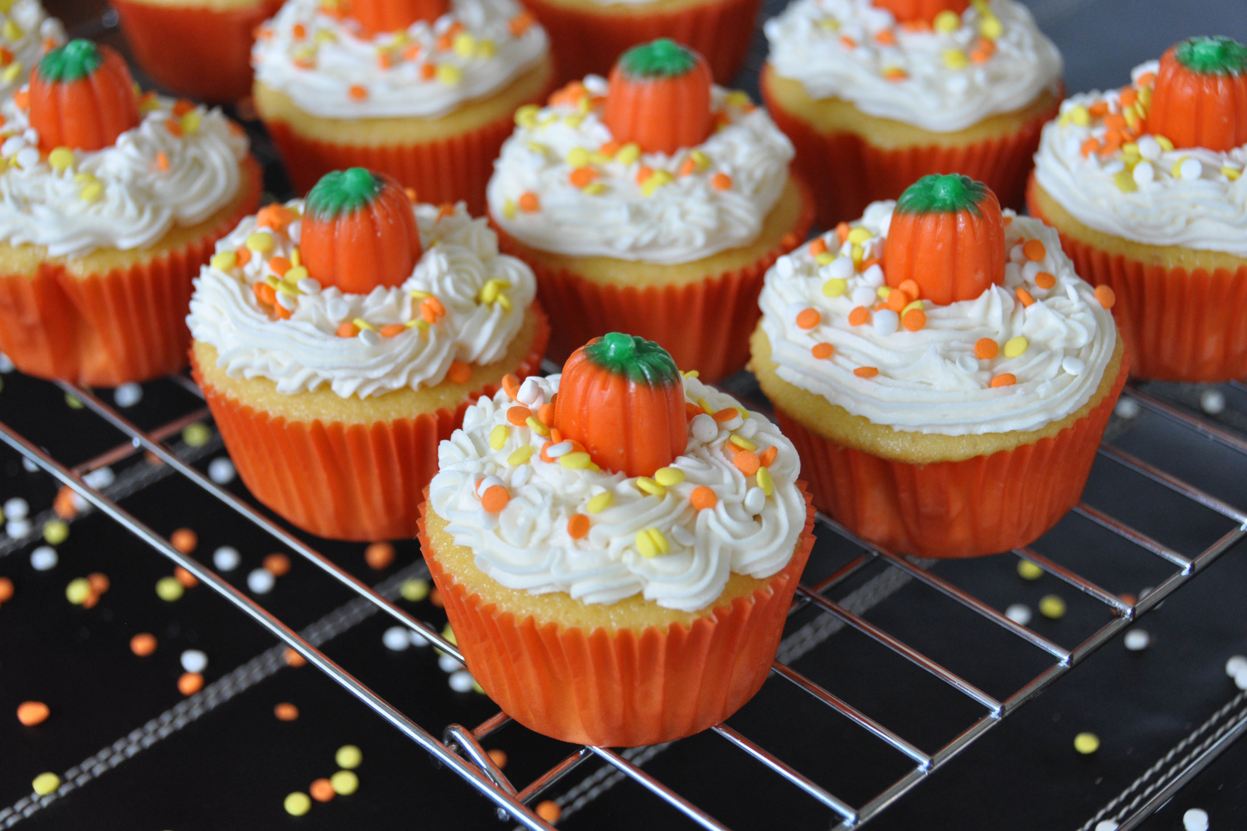 10 Pumpkin Decorated Cupcakes Photo Cupcake Decorating Pumpkin Cupcakes