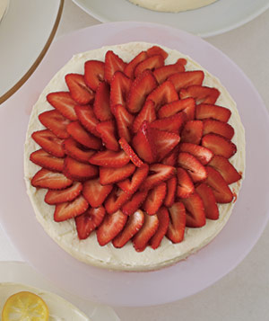 Easy Decorating Cake with Strawberries Easy Decorating Cake with Strawberries
