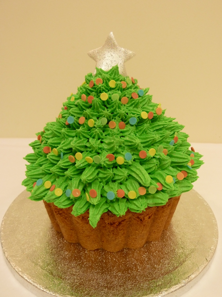 5 Big Cakes And Cupcakes Christmas Photo - Red Velvet Christmas Giant Cupcake Christmas Tree - 5 Big Cakes And Cupcakes Christmas Photo - Red Velvet Christmas