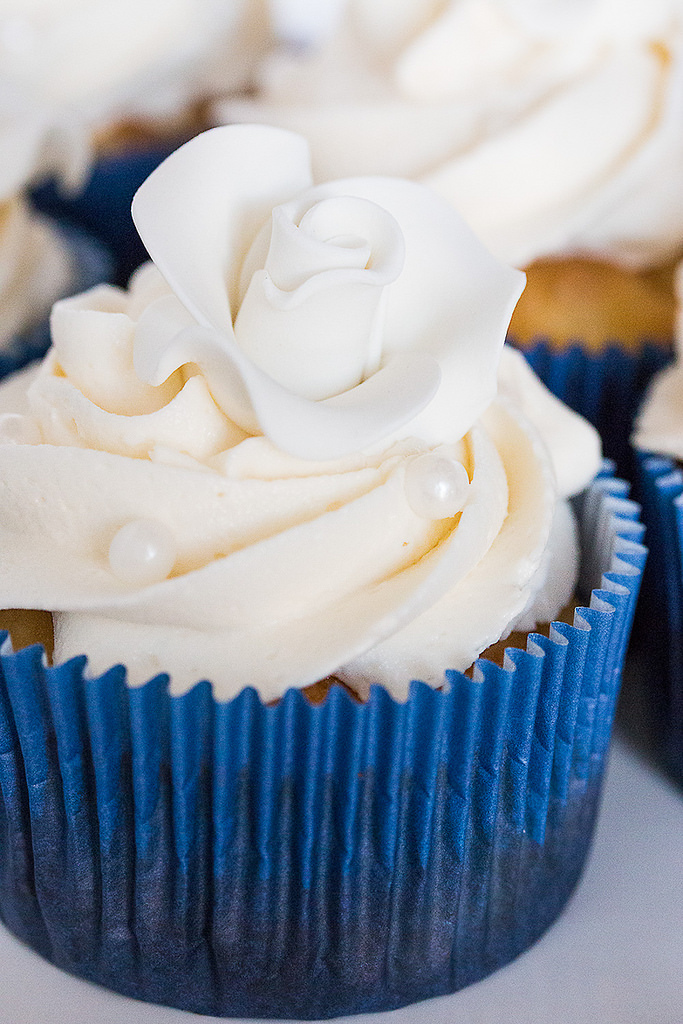 Elegant Bridal Shower Cupcakes Elegant Bridal Shower Cupcakes