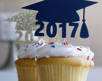 2017 Graduation Cupcake Cake