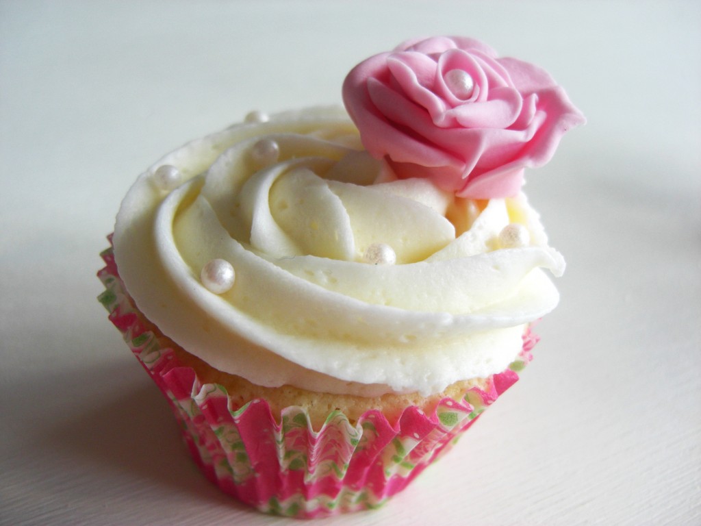 Pink Cupcakes with Pearls and Roses Pink Cupcakes with Pearls and Roses