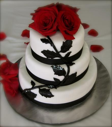 9 Red Rose Black And White Wedding Cupcakes Photo Black And