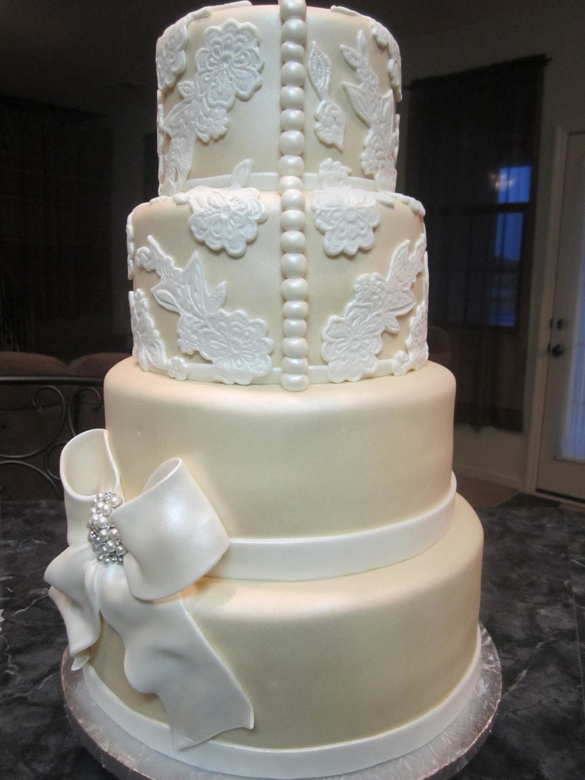 Elegant Wedding Cakes with Lace