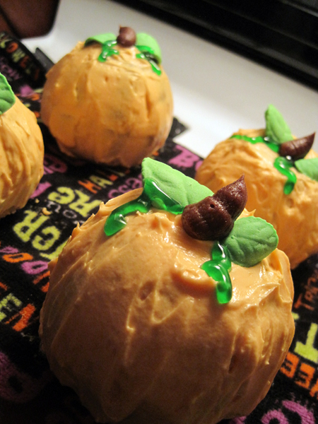 Halloween Pumpkin Mini Bundt Cakes Halloween Pumpkin Mini Bundt Cakes