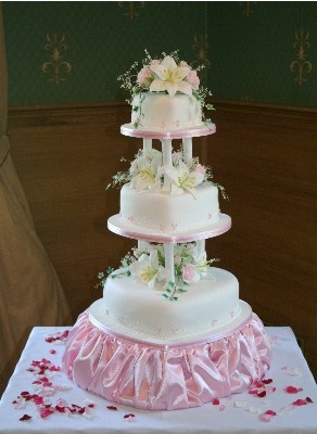 Heart Shaped Wedding Cakes With Fountain Heart Shaped Wedding Cakes With Fountain