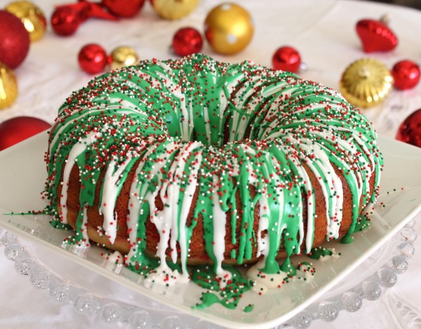 6 Photos of Bundt Cakes With Christmas Colors