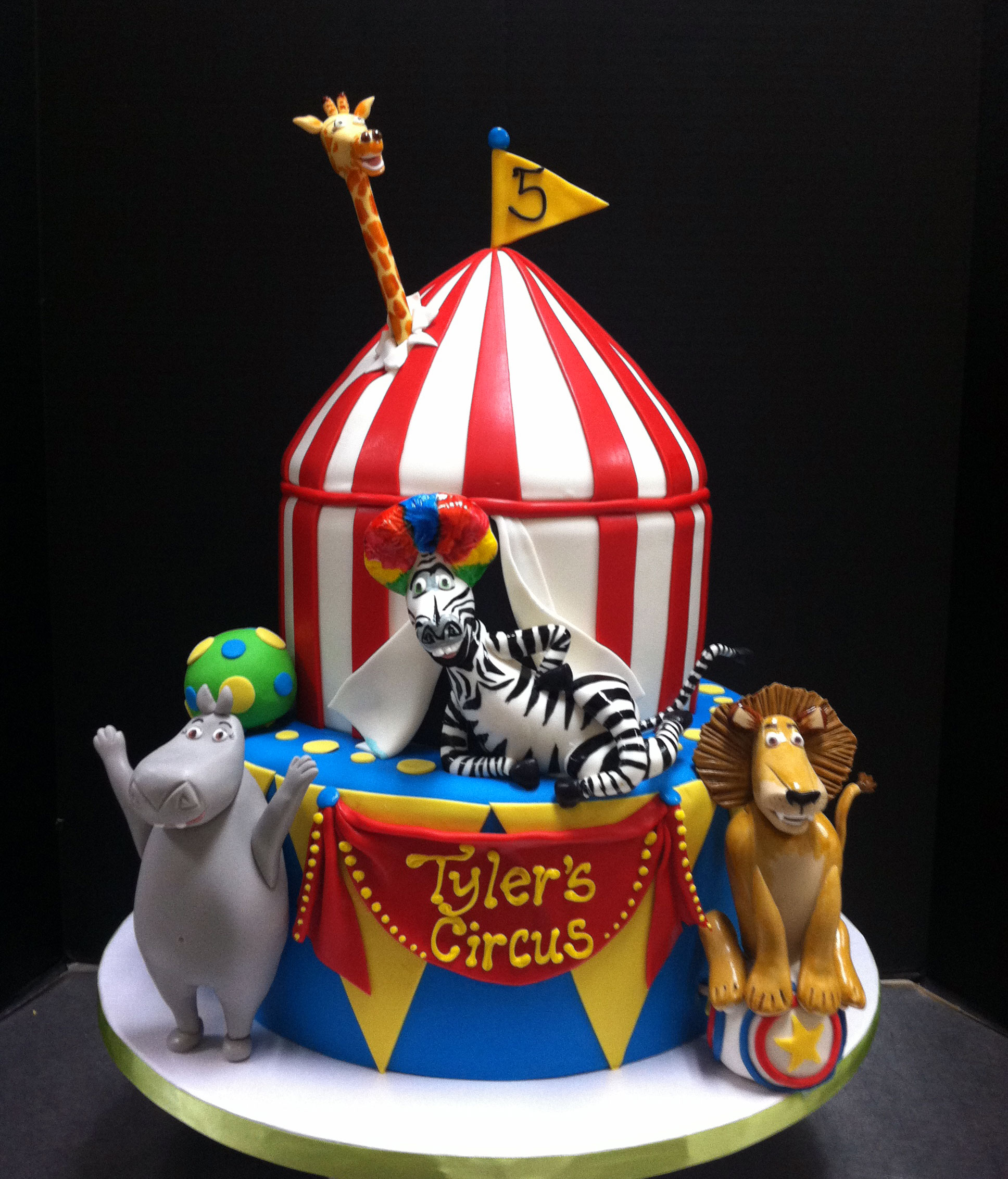 Цифровой цирк день рождения. Торт Мадагаскар. Торт цирк. Торт цирк Мадагаскар. Торт тематика цирк.