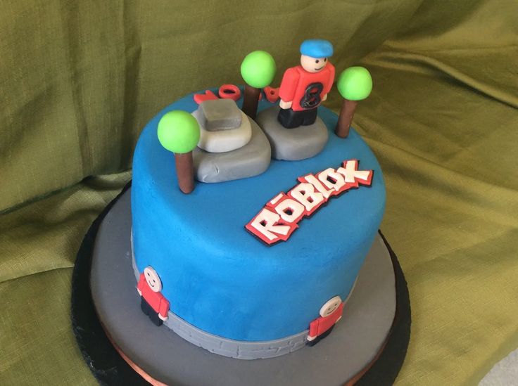 Roblox Centerpieces In 2019 Roblox Birthday Cake 10th