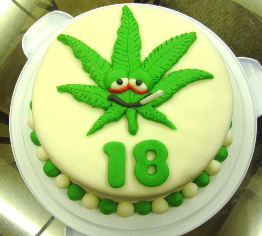 Торт для мальчика 18. Прикольные торты. Смешные торты на день рождения. Украшение торта с приколом. Прикольные тортики на день рождения.