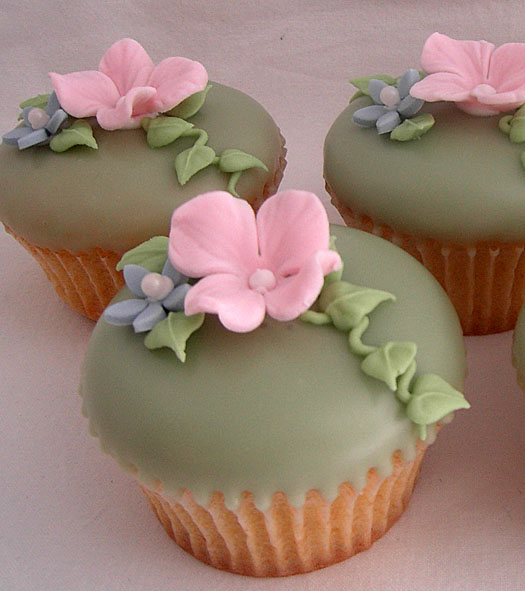 Cupcakes with Poured Fondant Icing Cupcakes with Poured Fondant Icing
