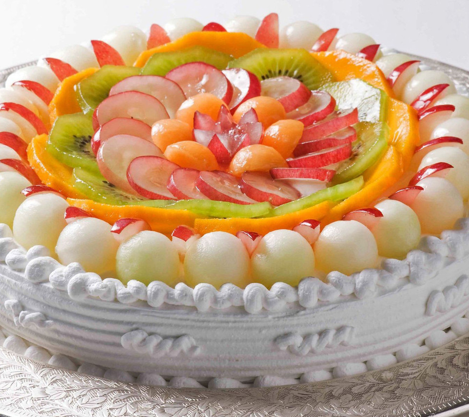 Decorating with Fresh Fruit Cake