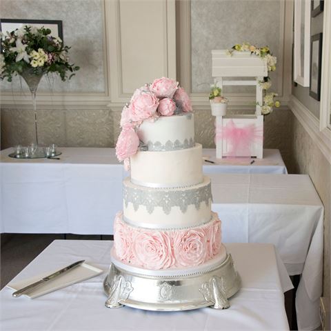 wedding cakes pink and