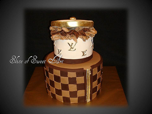🤍🤎Louis Vuitton 🤎🤍 • 2 Tier fondant cake • 7” and 5” cakes • Vanilla  with dulce de leche filling • Cake topper • ~30 servings…