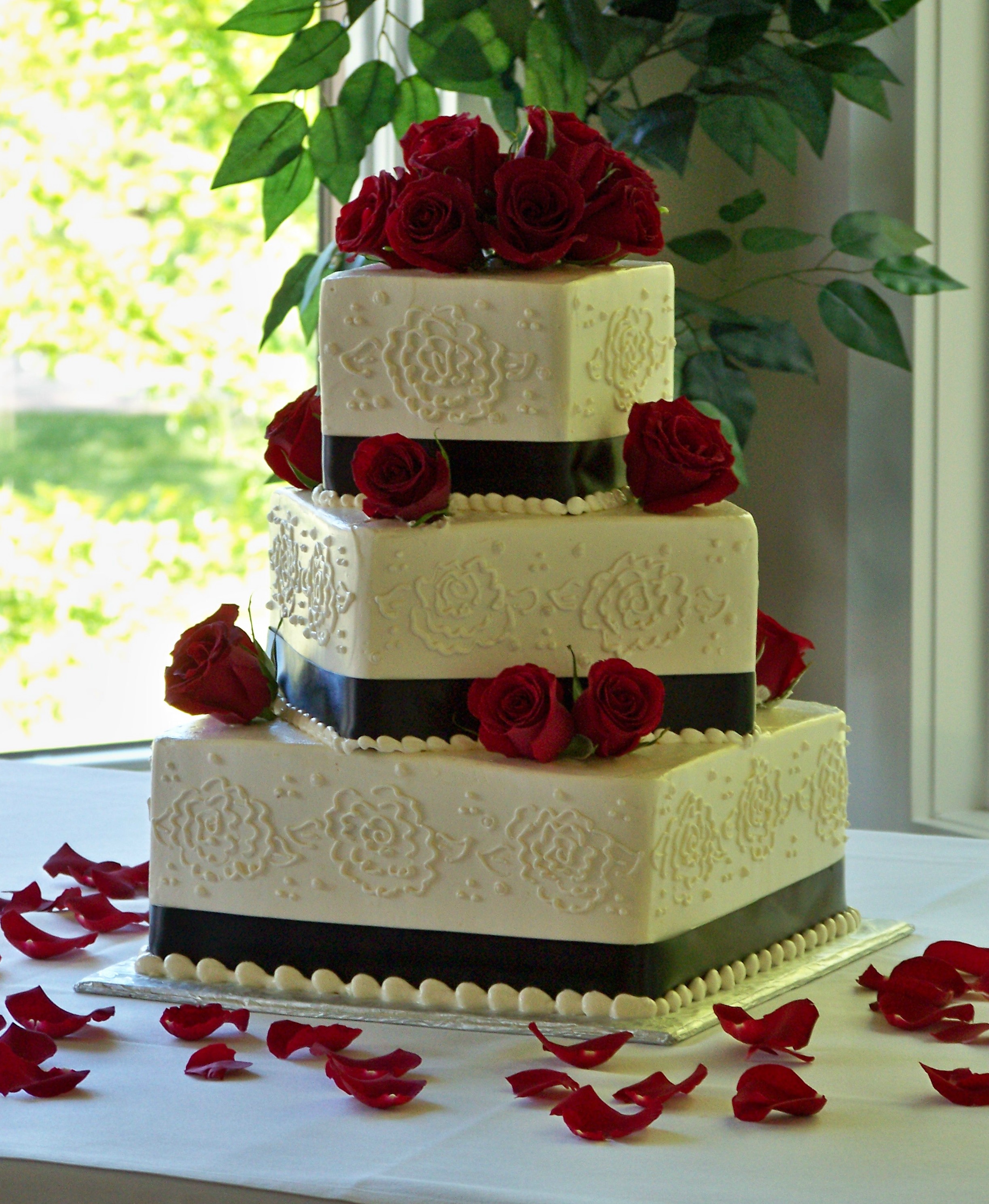 wedding cakes black and