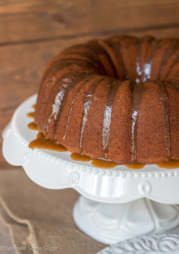 7 Photos of Bundt Cakes Topped With Sugar