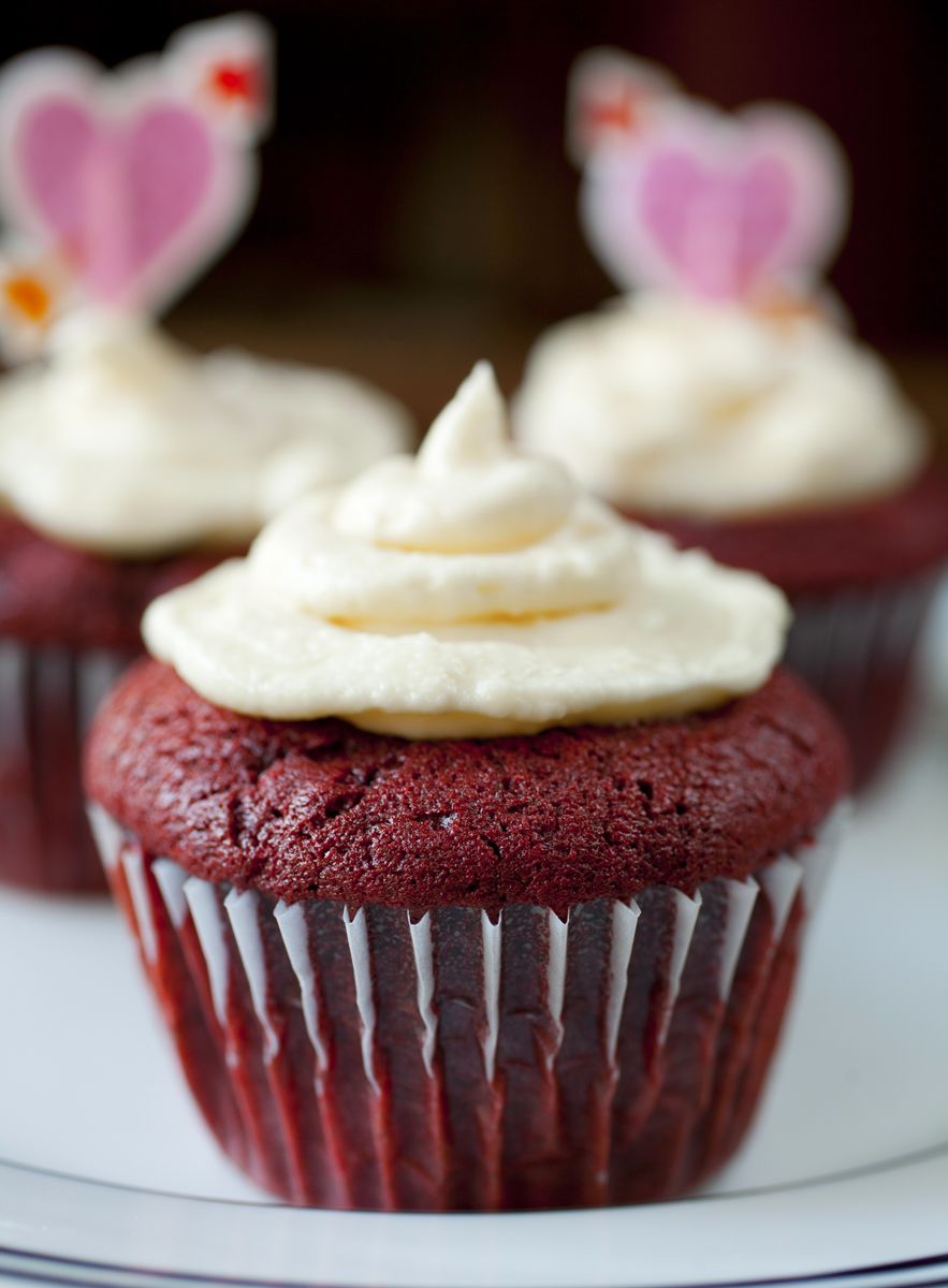 Red Velvet Cupcakes with Vanilla Frosting Red Velvet Cupcakes with Vanilla Frosting