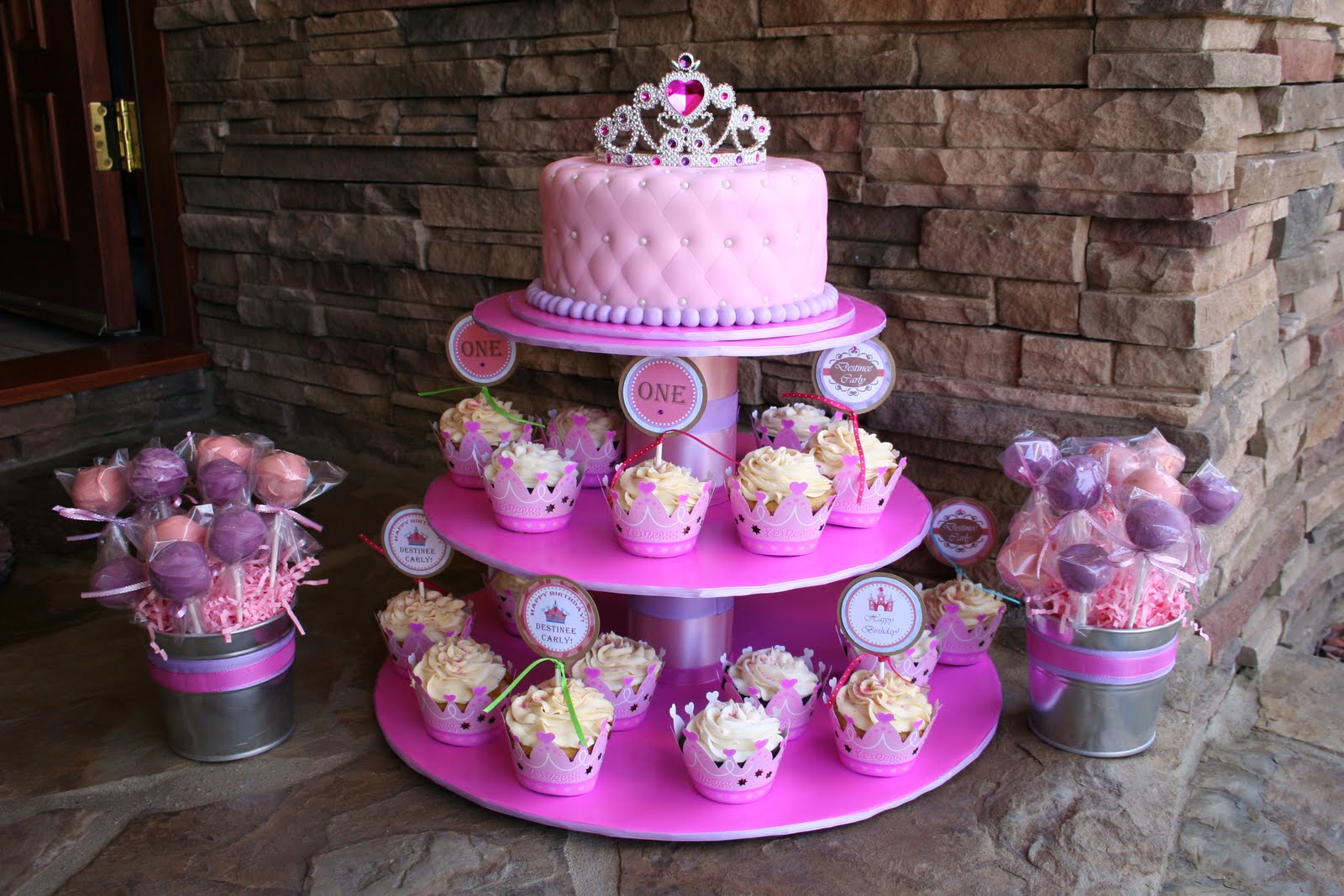 День рождение девочки 5 лет фото. Тортики для девочек. Красивые тортики на день рождения для девочек. Детский торт с капкейками. Пирожное на день рождения девочки.