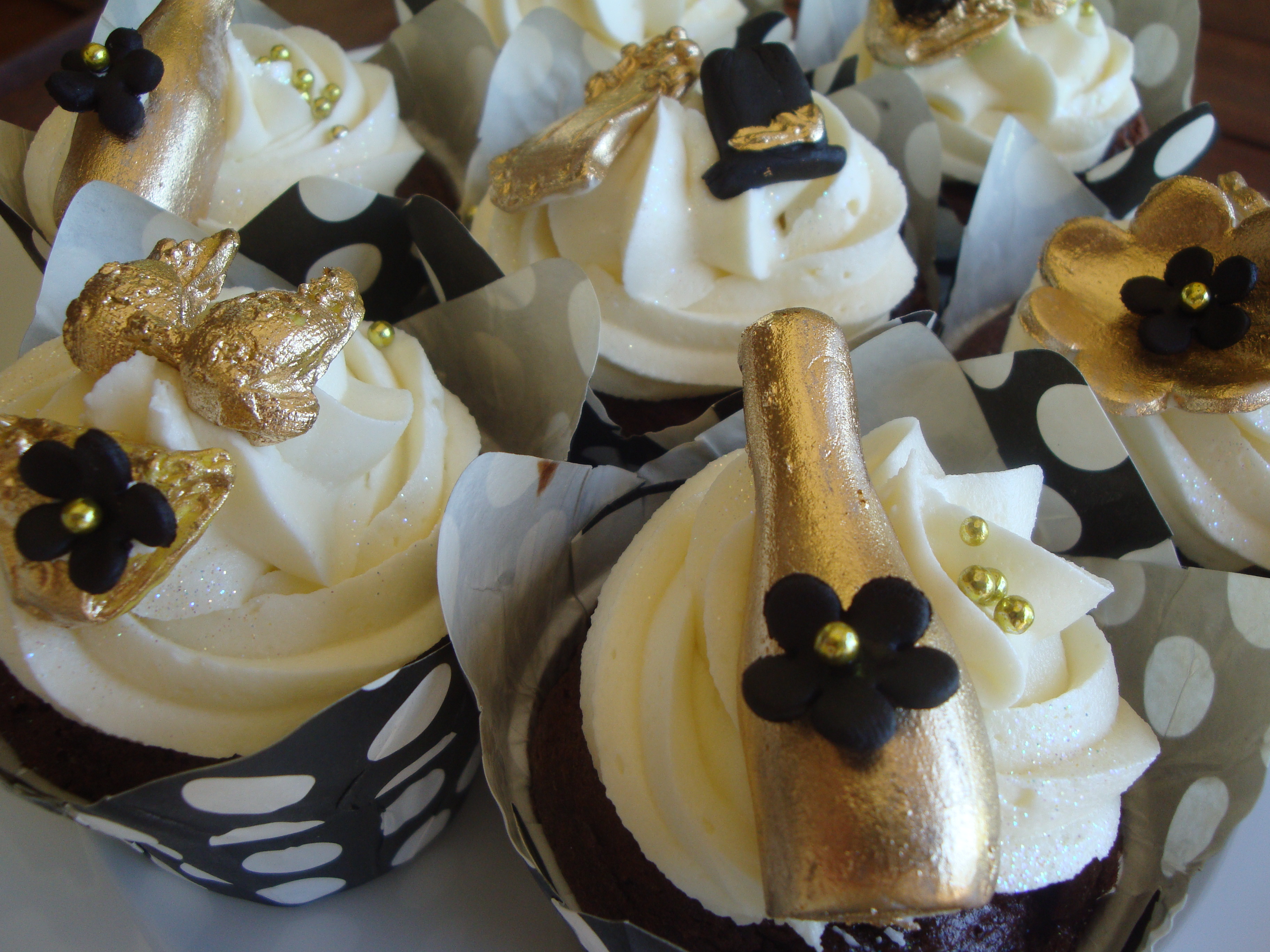 10 Black Gold And Silver Cupcakes Photo Black White And Gold