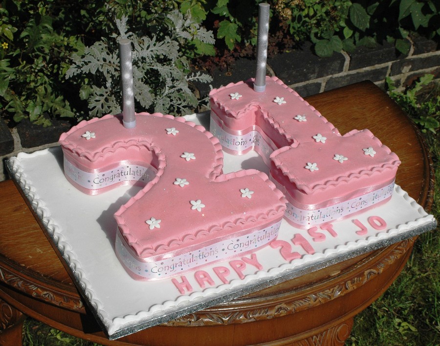 Торт девушке на 21. Торт на день рождения 21 год. Тортики на день рождения 21 год девочке. Тортик на 21 год для девушки. Интересный торт на 20 лет.