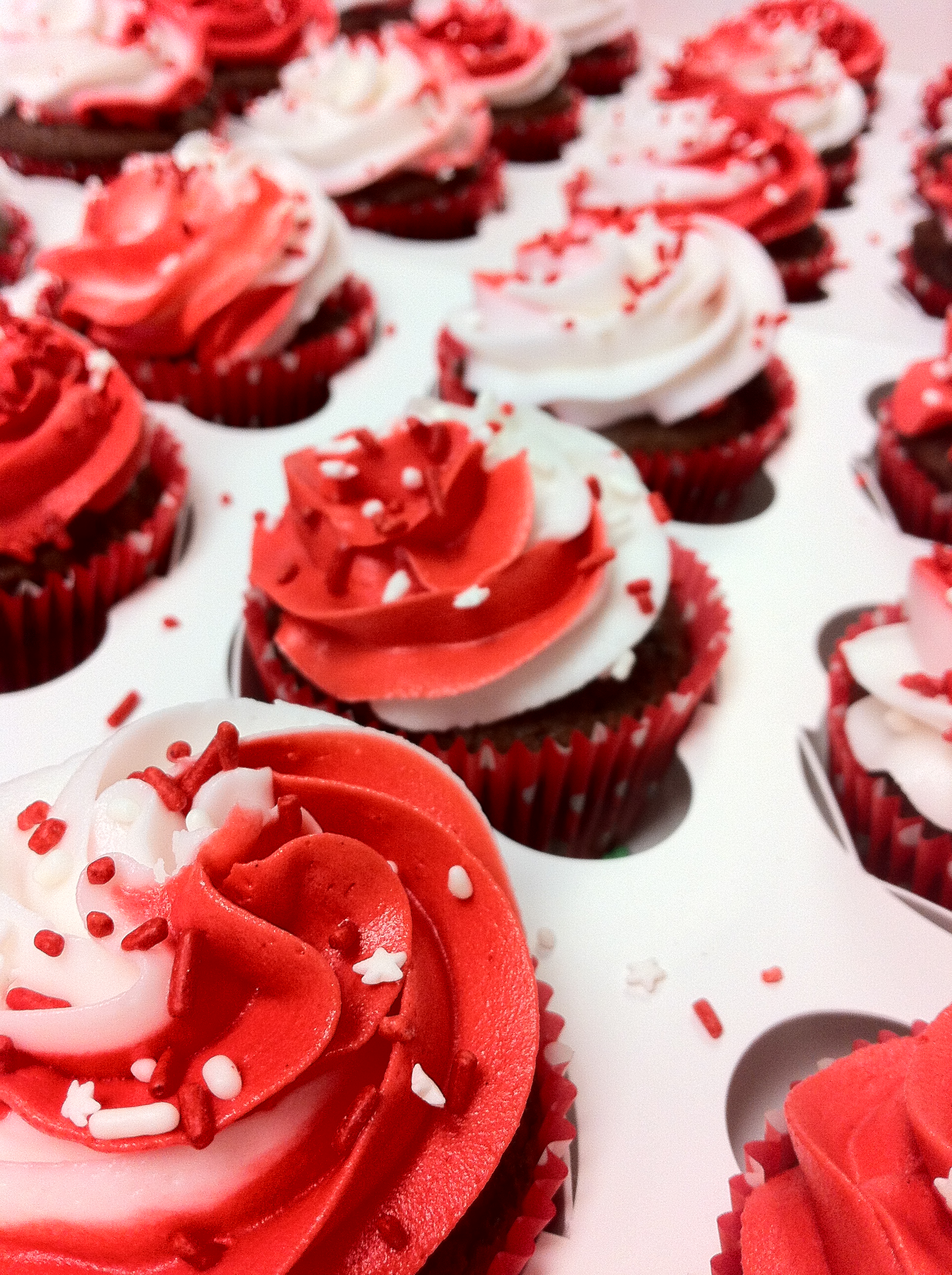 Red and White Christmas Cupcakes Red and White Christmas Cupcakes