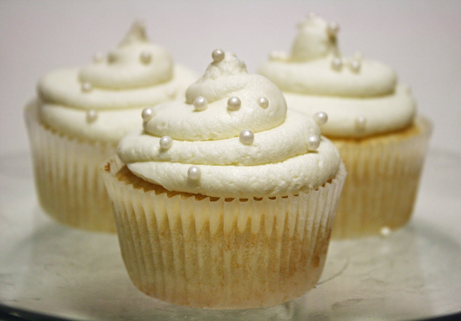 White Cupcakes with Sugar Pearls White Cupcakes with Sugar Pearls