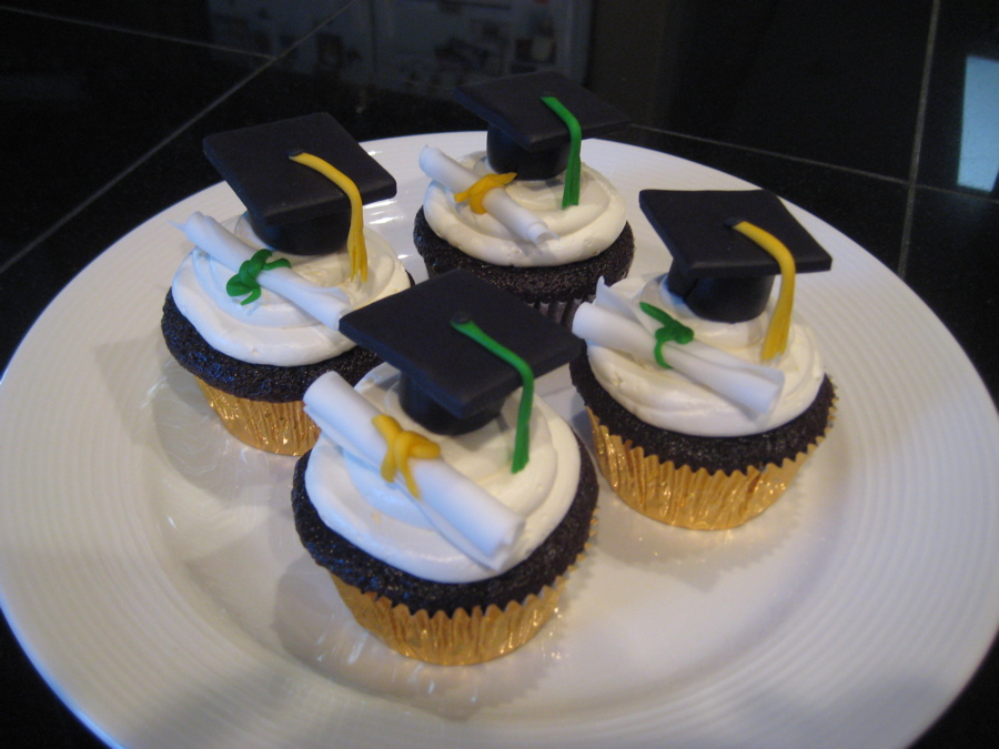 8 Graduation Cakes And Cupcake Ideas Photo High School Graduation