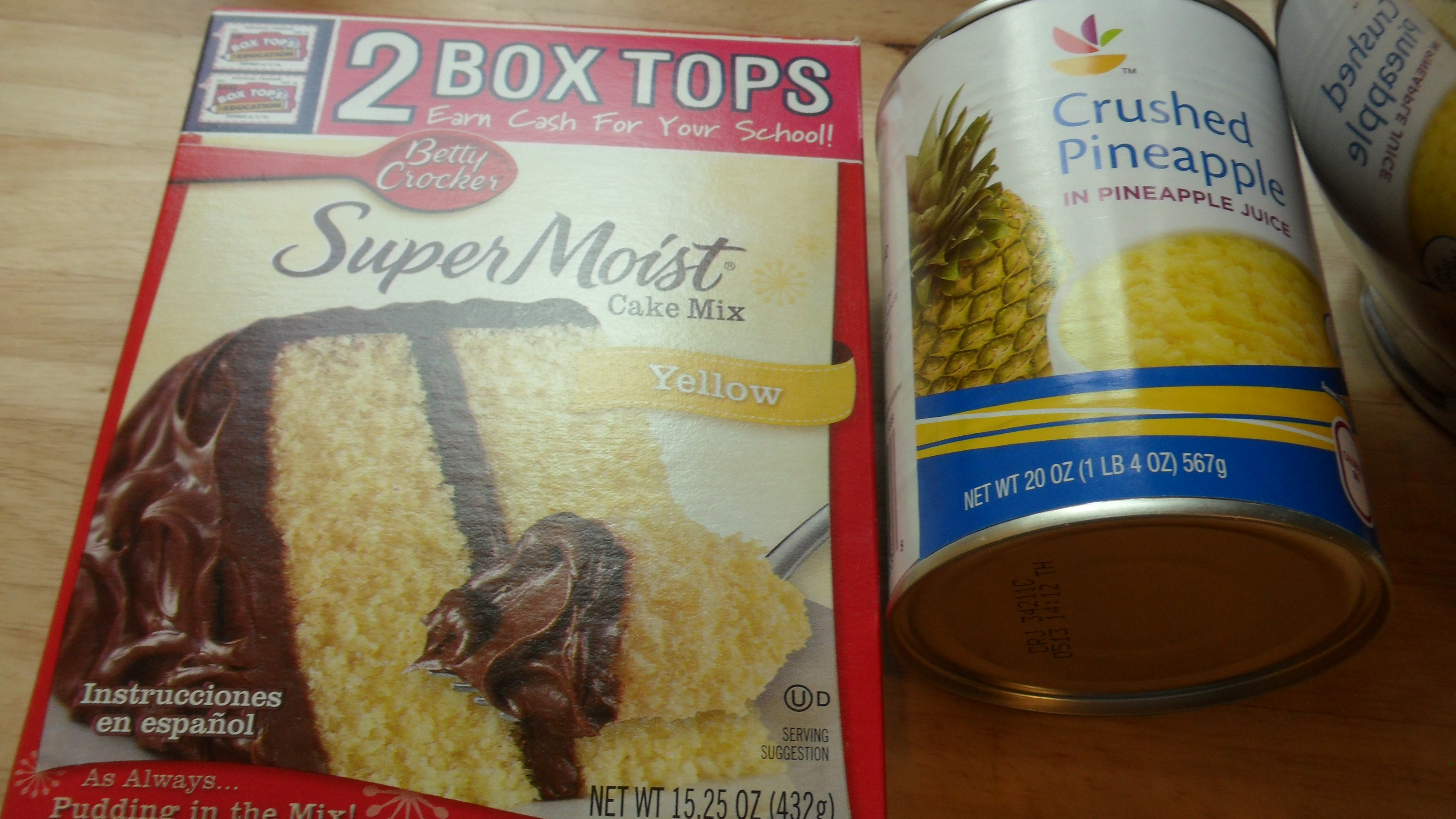9 pineapple cupcakes with