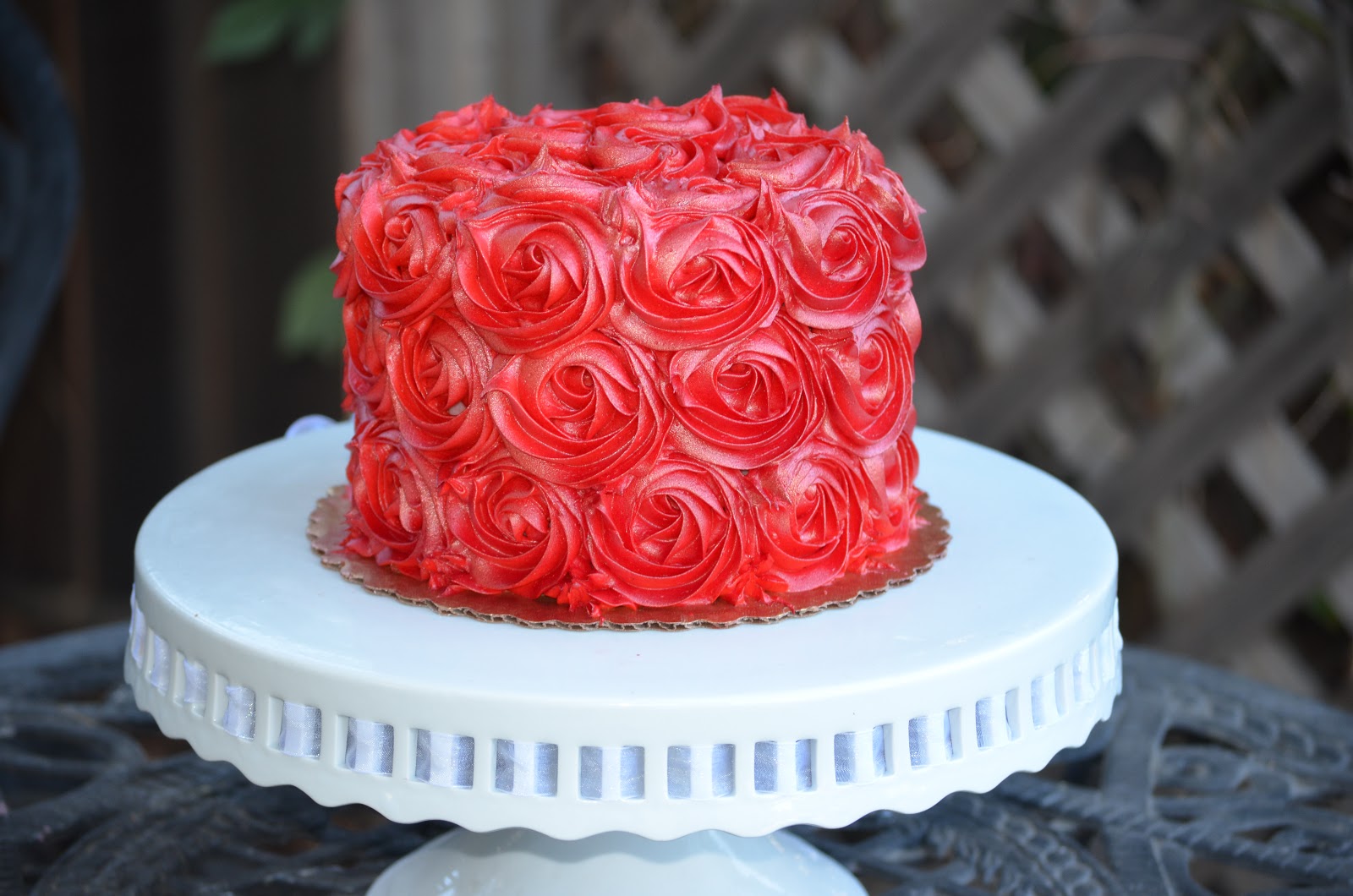 Тортдеко. Украшение торта розами. Торт с розочками. Торт с кремовыми цветами. Торт с розами из крема.