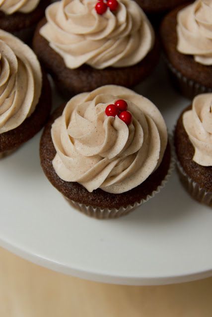 Cinnamon Gingerbread Cupcakes with Cream Cheese Frosting Cinnamon Gingerbread Cupcakes with Cream Cheese Frosting