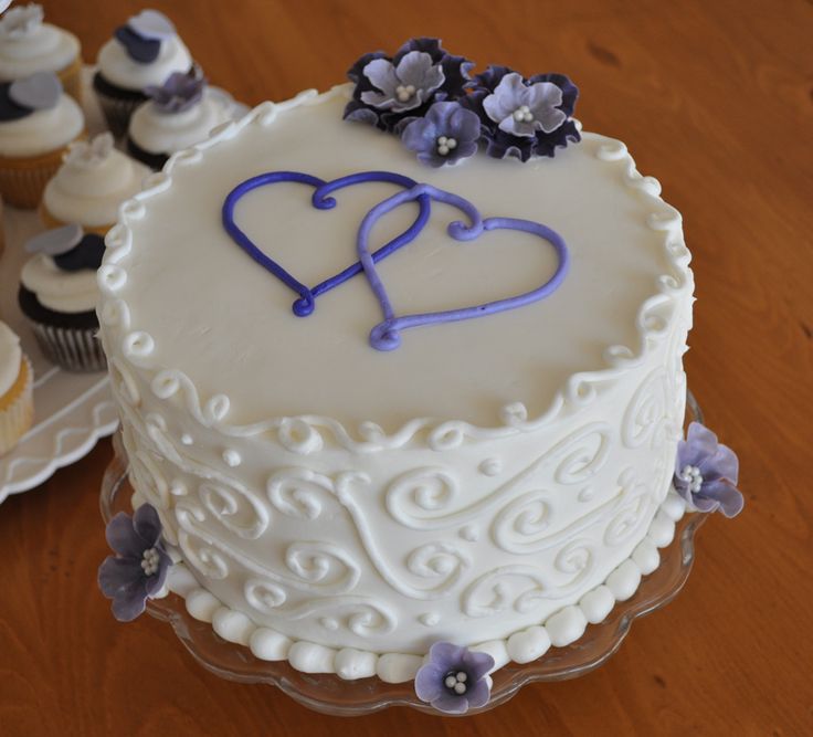 Round Wedding Cakes with Hearts Round Wedding Cakes with Hearts