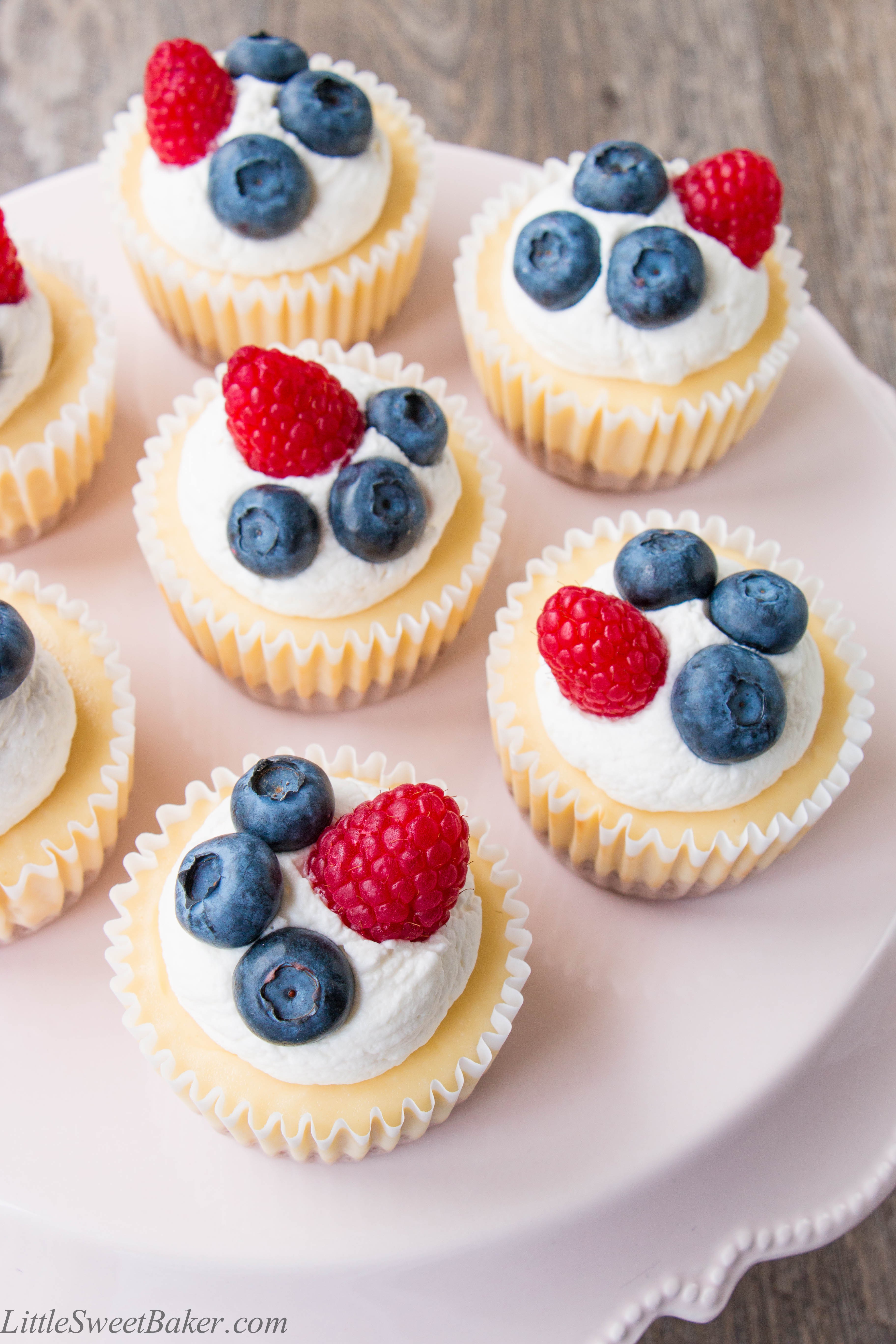 Baked Mini Cheesecake with Graham Cracker Crust Baked Mini Cheesecake with Graham Cracker Crust
