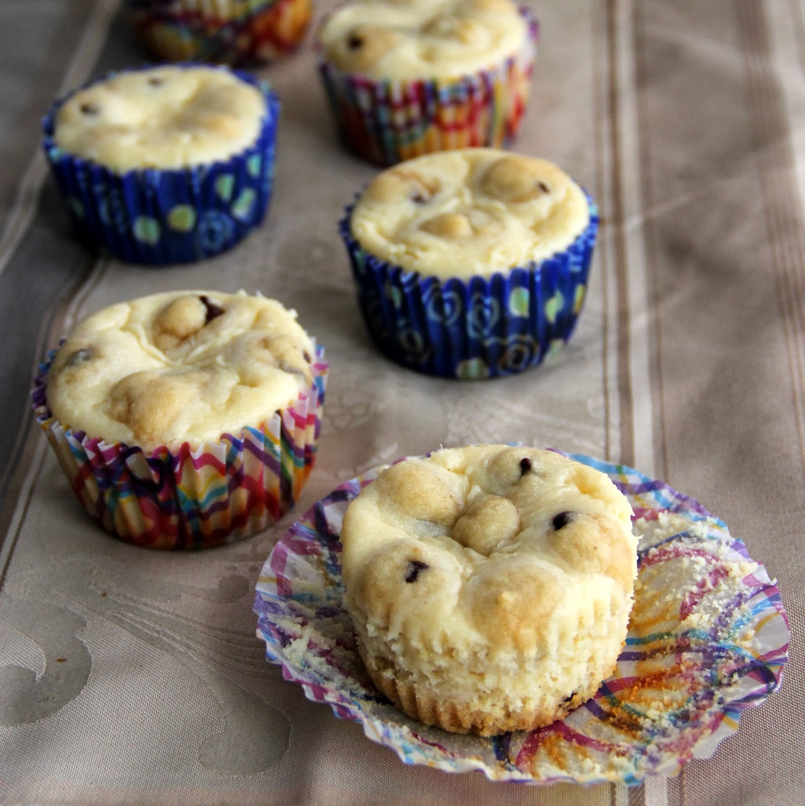 Mini Cheesecake with Cookie Dough Crust Mini Cheesecake with Cookie Dough Crust