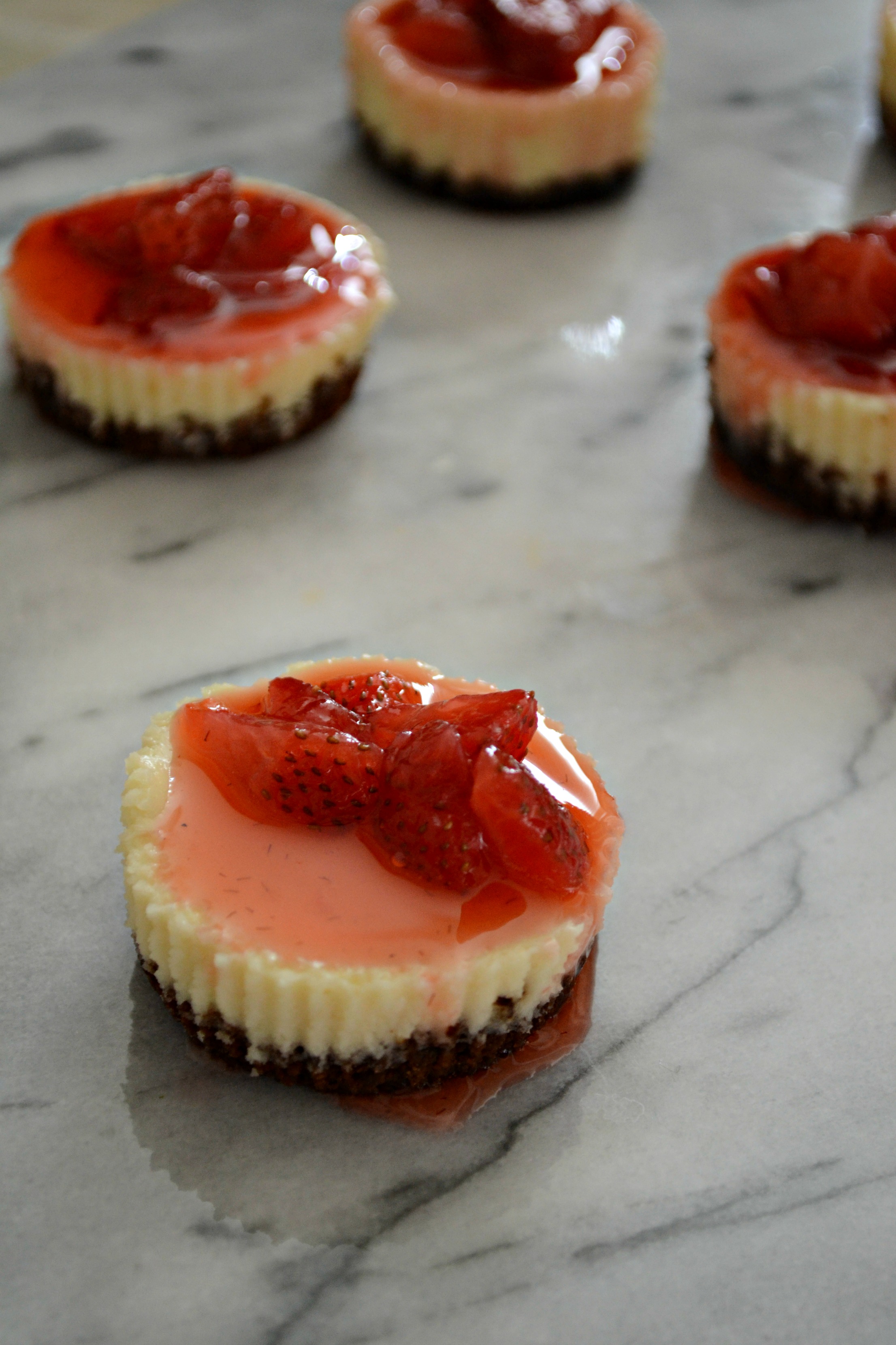 Mini Strawberry Cheesecakes with Graham Cracker Crust Mini Strawberry Cheesecakes with Graham Cracker Crust