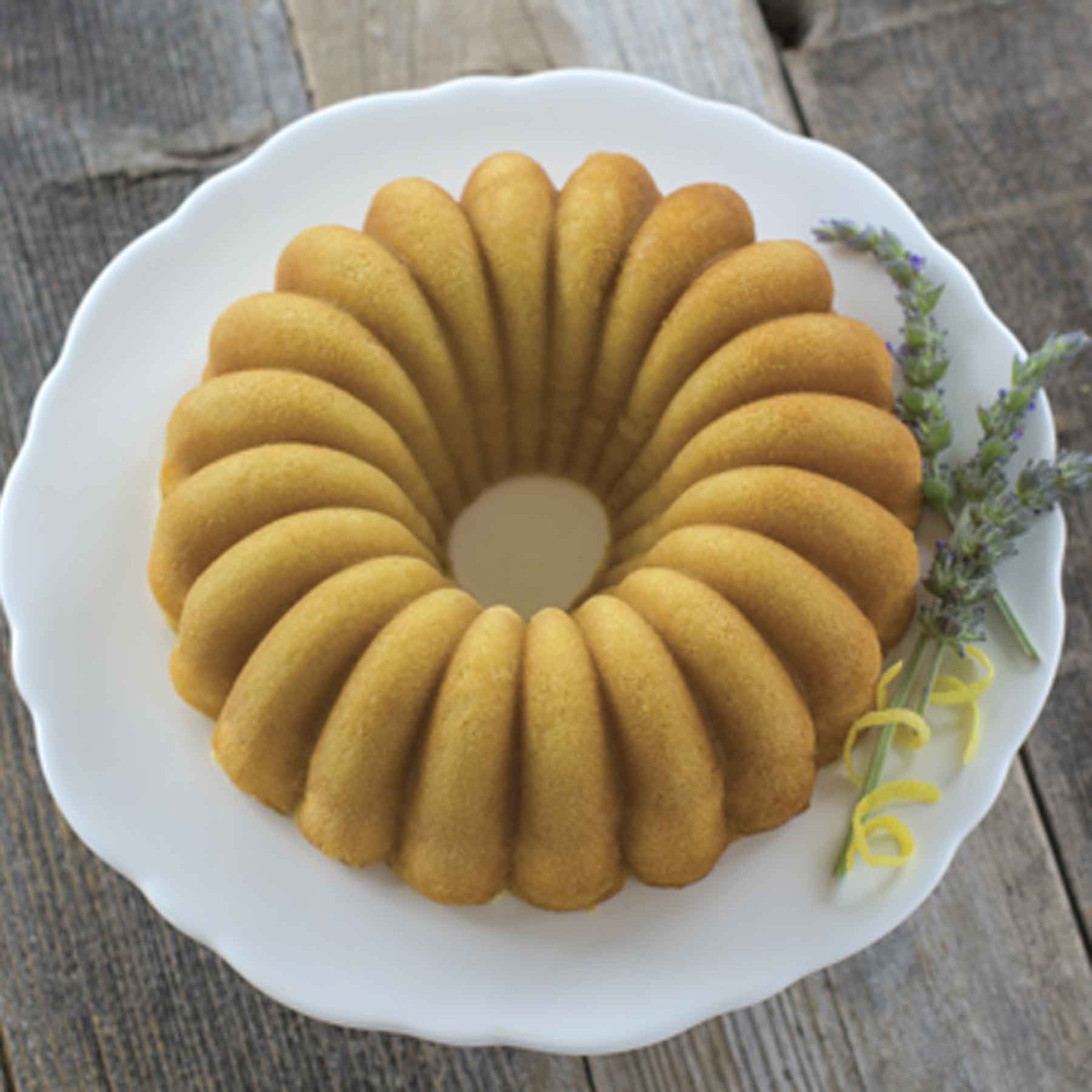 Elegant Party Bundt Pan Nordic Ware