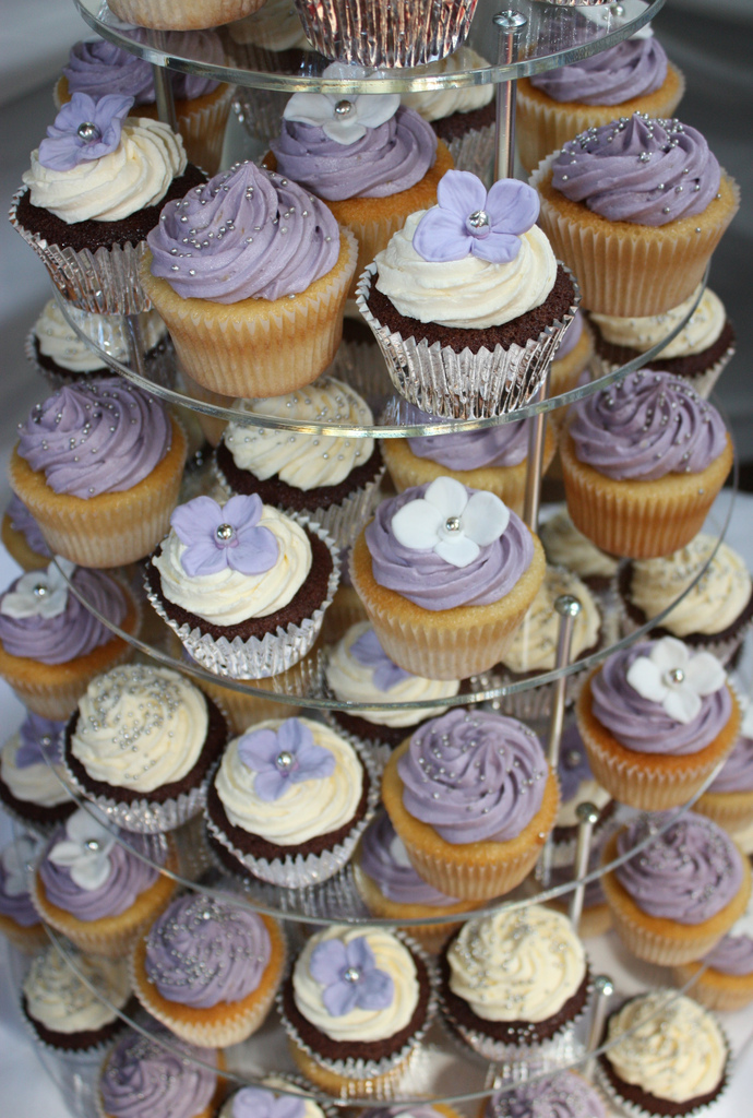 Silver White Wedding Cakes and Cupcakes Silver White Wedding Cakes and Cupcakes