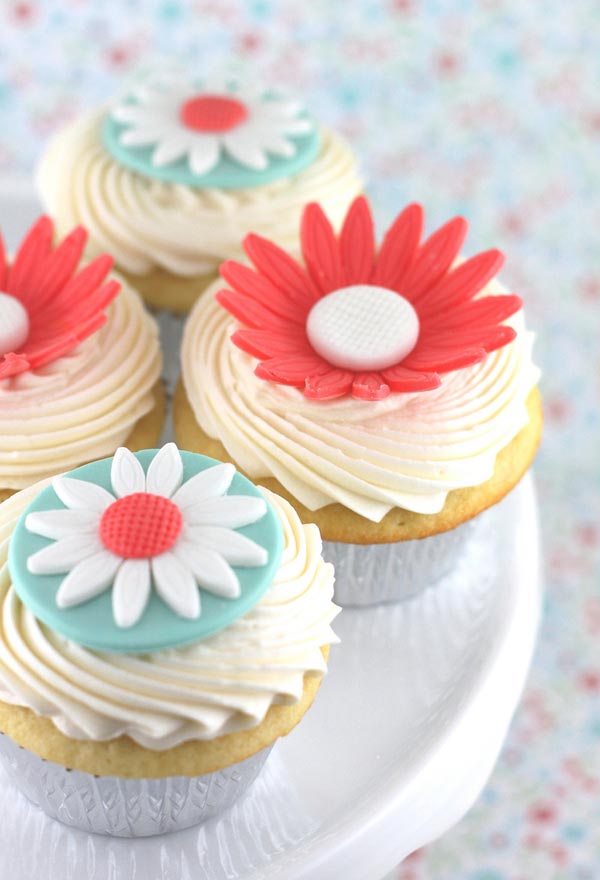 Cupcakes with Fondant Flowers Cupcakes with Fondant Flowers