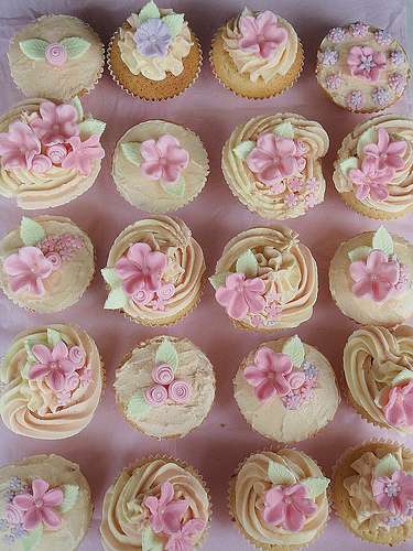 Cupcakes with Fondant Flowers Cupcakes with Fondant Flowers