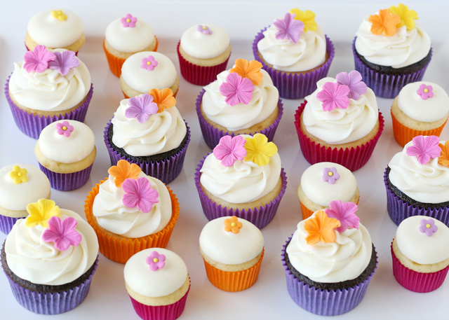 Cupcakes with Fondant Flowers Cupcakes with Fondant Flowers