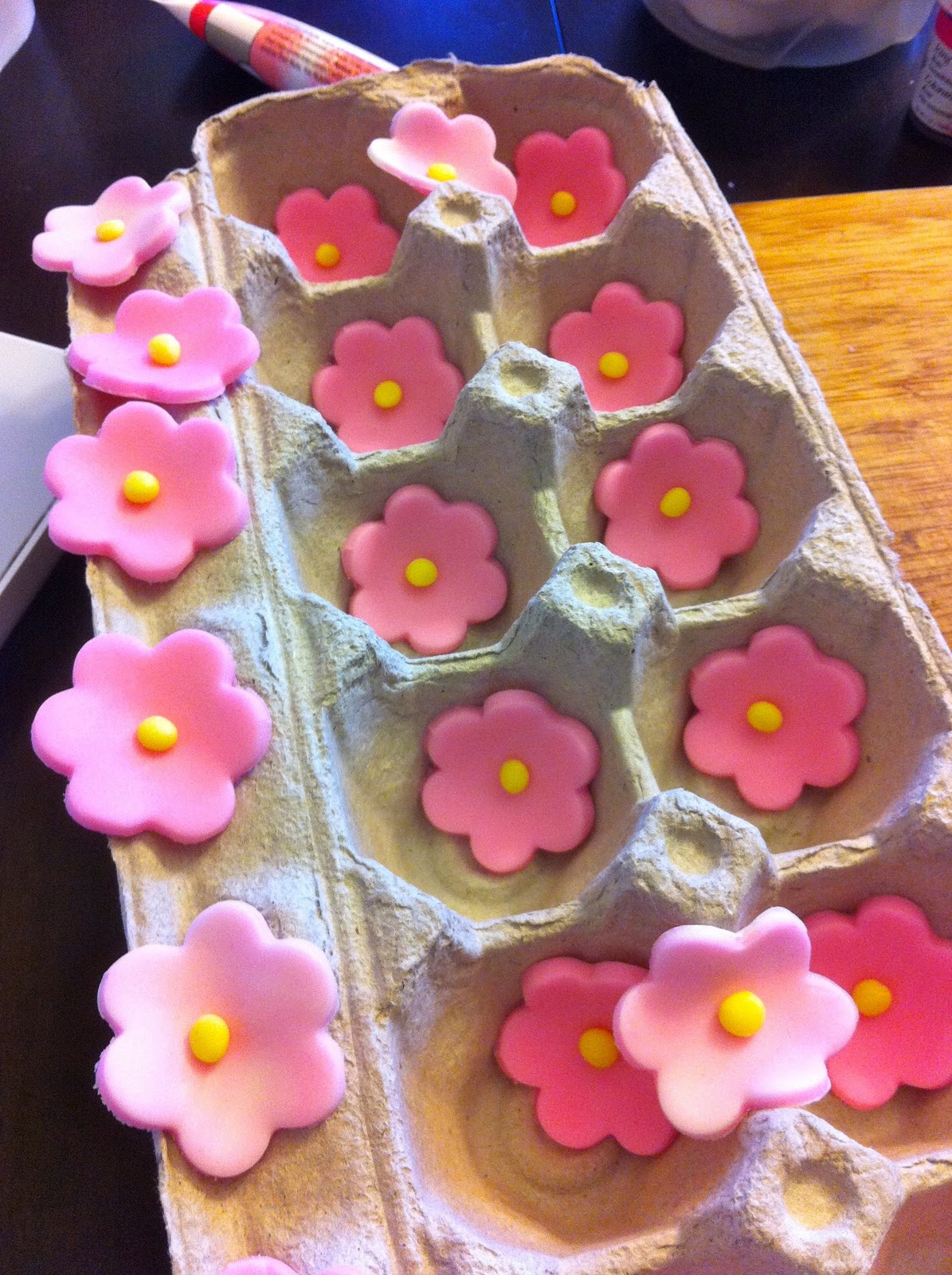 Fondant Flower Cupcakes Fondant Flower Cupcakes