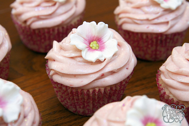 Simple Fondant Flower Cupcakes Simple Fondant Flower Cupcakes