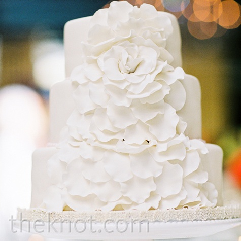 White Cake with Fondant Flowers White Cake with Fondant Flowers