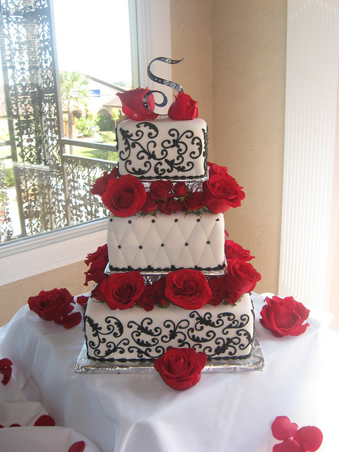 10 Black And White With Red Roses Wedding Cakes Photo Black And White Wedding Cake With Red Roses