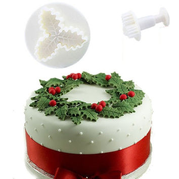 Decorating with Holly Christmas Cakes Decorating with Holly Christmas Cakes