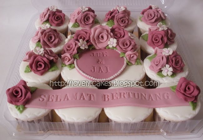 Fondant Roses On Cupcakes Fondant Roses On Cupcakes