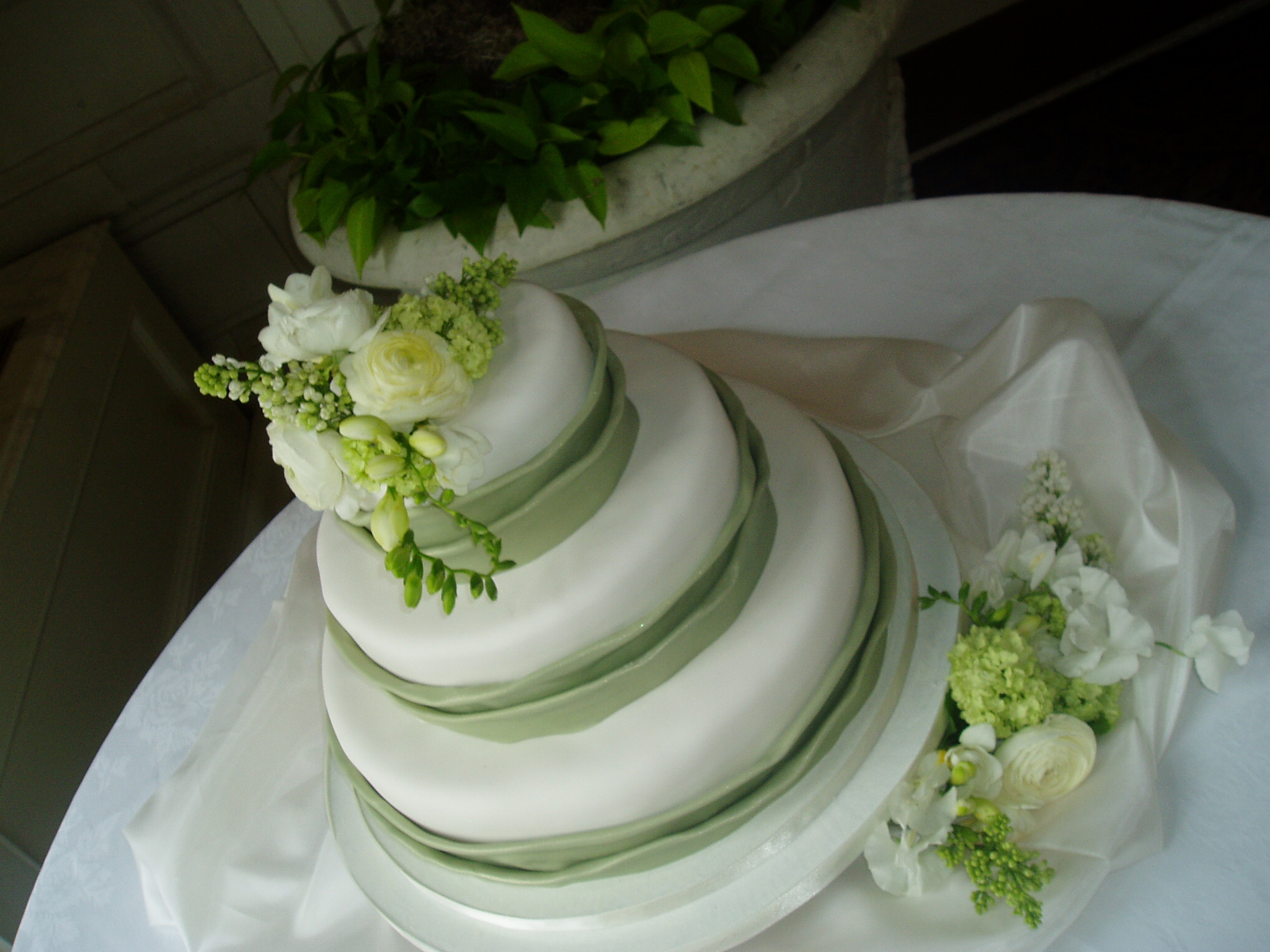 wedding cake white and