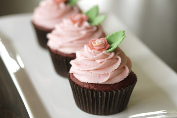Red Velvet Cupcakes with Roses Red Velvet Cupcakes with Roses